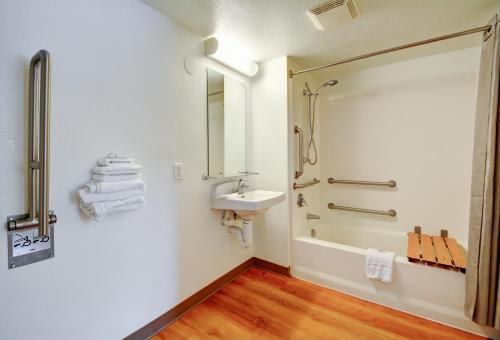 Motel 6-Southington, CT - Hartford in Southington, USA