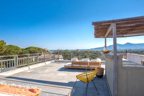 Villa avec piscine chauffée et vue mer proche centre et plage de Calvi