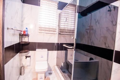 Executive 4 bedroom house - image 5