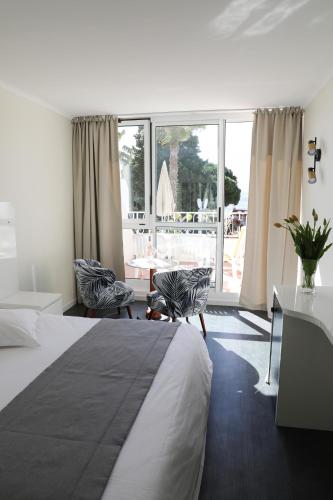 Double Room with Sea View - First Floor image 3