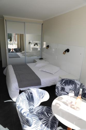 Double Room with Sea View - First Floor image 5