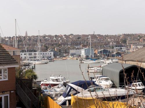 Pass the Keys Fishermans Cottage, river view with hot tub gîte à louer Calshot