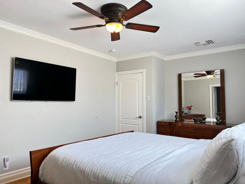 NoHo Luxury Oasis I saltwater pool-spa I sleeps up to 8 I 15 mins from Hollywood thumb 2