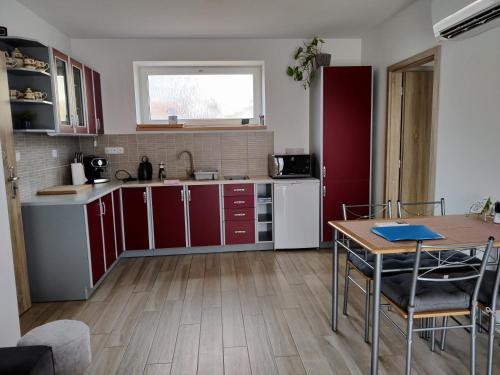 Apartman pod lipou - samostatny objekt - carport