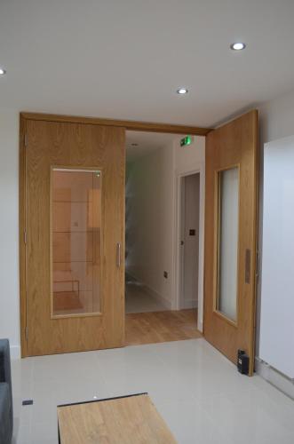 Deluxe and Modern Studio Apartment in Sydenham - Tap to explore photos