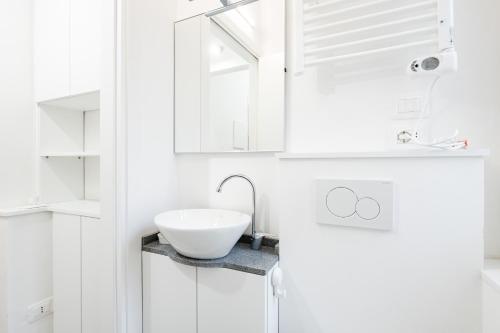 One-Bedroom Apartment image 2