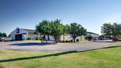 Baymont Inn & Suites Shawnee - image 7