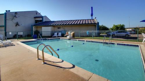 Baymont Inn & Suites Shawnee