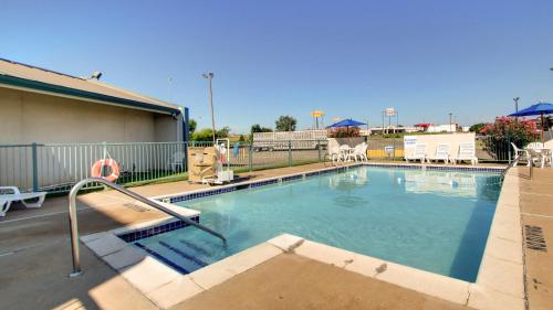Swimming pool, Quality Inn Shawnee North I-40 in Shawnee (OK)