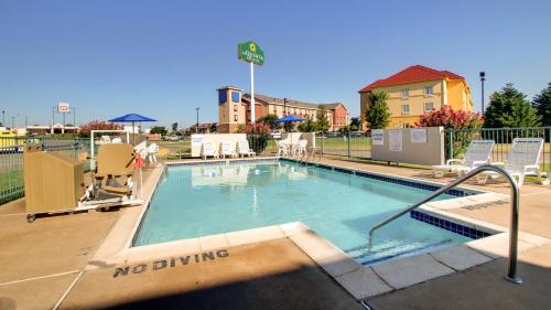 Swimming pool, Baymont Inn & Suites Shawnee in Shawnee