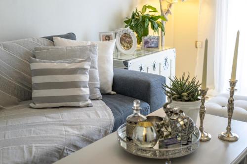 Stylish Apartment with Balcony near Marina Zeas and Port Access 4