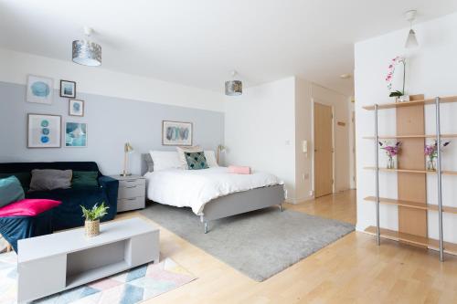 Modern Spacious studio close to station, Londyn