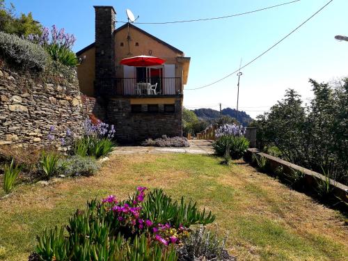 Maison avec terrasses, jardin, vue mer et montagne gîte à louer Pruno