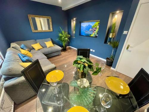 Cozy Two Bedroom - A Stroll From Gardens To Beach - With Parking