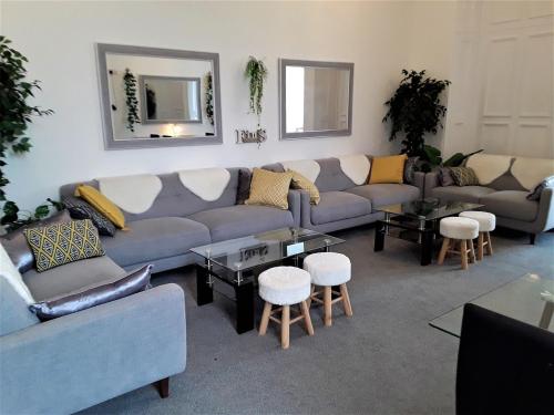 Riviera Retreat large self catering townhouse near beach, Torquay, 10-12 bedrooms for 20-28 people, games room, piano, lounge gîte à louer Torquay Railway Station