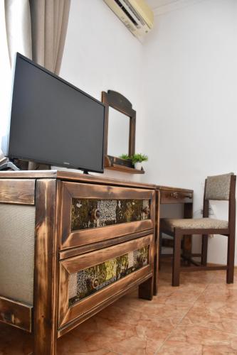 Double Room with Balcony image 5