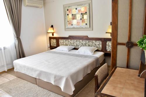 Double Room with Balcony room in Family Hotel Apolonia