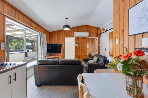 Three Bedroom Apartment image 4