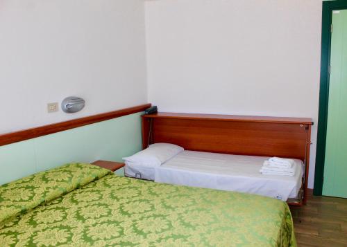 3 twin beds