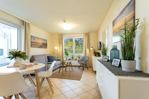 Apartmenthaus Binzer Sterne mit Strandkorb am Strand in Binz, Deutschland