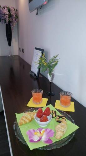 Hotel In - Lounge Room - image 5