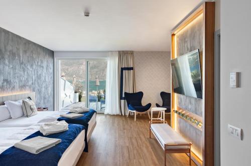 1 king bed, 1 sofa bed