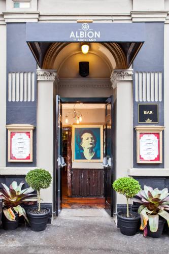 Entrance, Albion Hotel in Auckland
