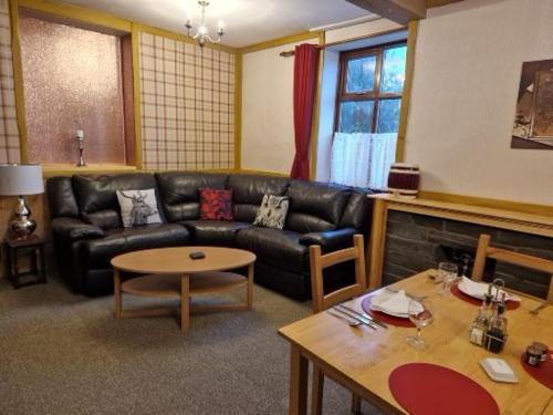 The Golden Lion Hotel - image 5