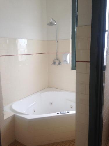 バスルーム, ホテル セスノック (Hotel Cessnock) in ハンターバレー