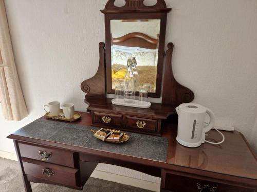 The Golden Lion Hotel - image 10