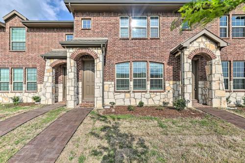 Brand-New Townhome Near UNTandTWU and The Square! in Denton, USA