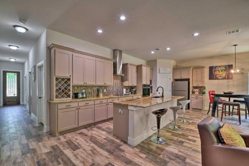 Modern Family Home Near ATandT Stadium and More! in Мансфилд