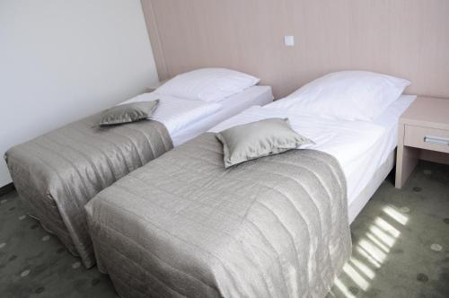 2 twin beds