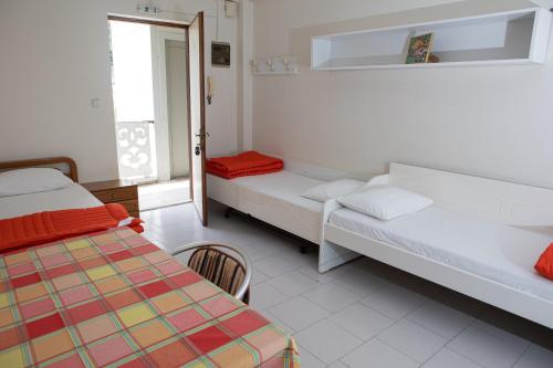 2 bedrooms, 5 beds