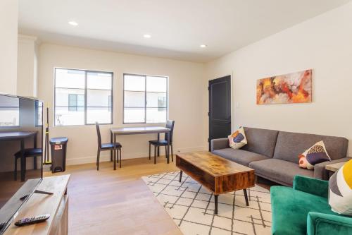 Chic 1BR Apartment in Carbon Beach by Stay Gia - Topanga