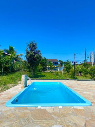 Apartamento em chácara próximo as praias com piscina e quiosque com internet