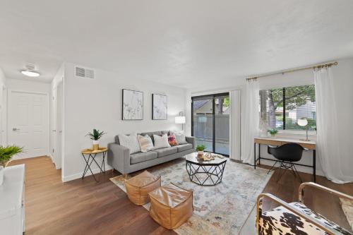 Retreat to a Charming and Trendy Apartment - Sacramento