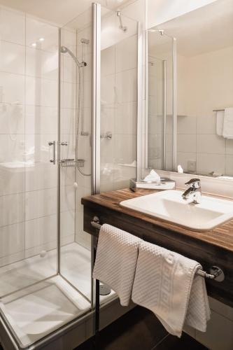 Bathroom, Hotel am Schlosspark garni in Husum