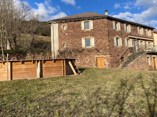 Gîte spacieux à la campagne avec piscine hors-sol gîte à louer Salles-Curan
