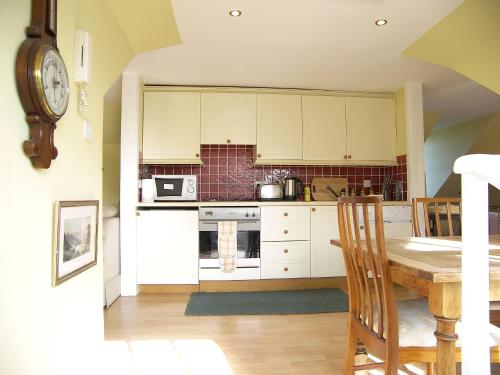Calton Hill Apartment - image 9