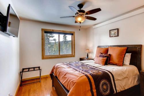 PURE LUXURY with Hot Tub, Pool Table and Sauna plus Wet Bar - Chessetts Lodge PURE LUXURY with Hot Tub, Pool Table and Sauna plus Wet Bar - Chessetts Lodge