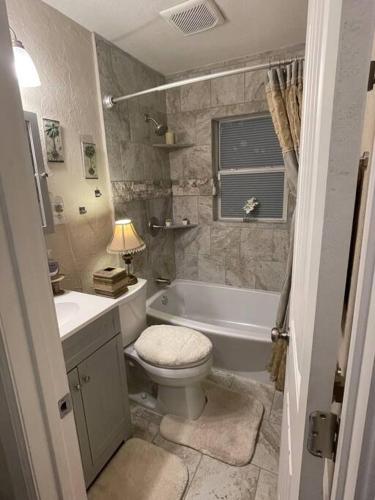 Charming 2 bedroom Retreat minutes from Downtown Charming 2 bedroom Retreat minutes from Downtown