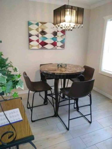 Charming 2 bedroom Retreat minutes from Downtown Charming 2 bedroom Retreat minutes from Downtown