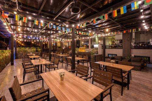 Bar/lounge, Maikhao Hotel managed by Centara near Soi Dog Foundation