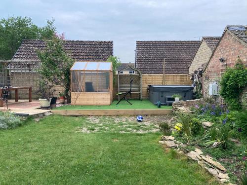 Character 3 bedroom 1850’s cottage with hot tub gîte à louer Lea