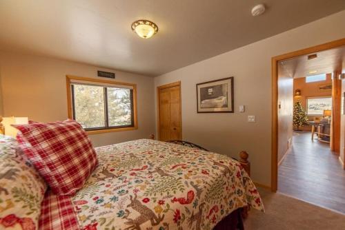 Scenic Pet-Friendly Mountain Getaway With Two Living Areas and Game Room - A Reel Good Time in Garo (CO)