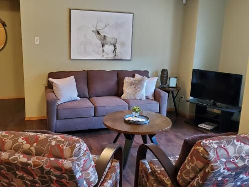 Give Something Back Retreat by Revelstoke Vacations, Ревелсток