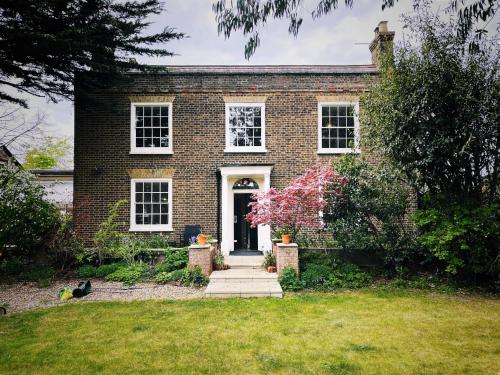 Manor House of Cheshunt- Historic Villa