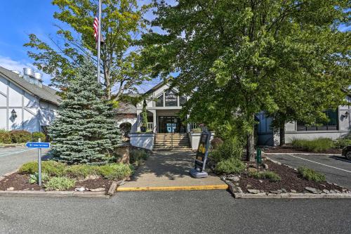Deck, Fire Pit & Pool Access at Poconos Retreat! in Bushkill (PA)