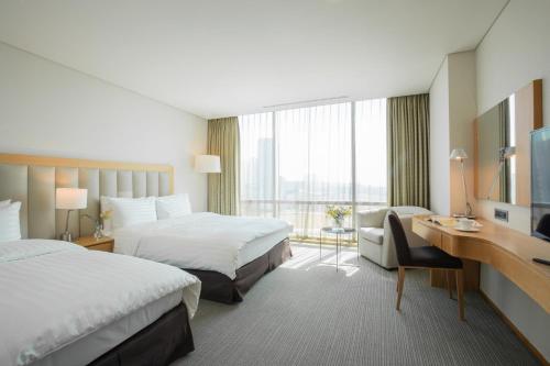 Family Room with Free Minibar and Breakfast for 1 pax 